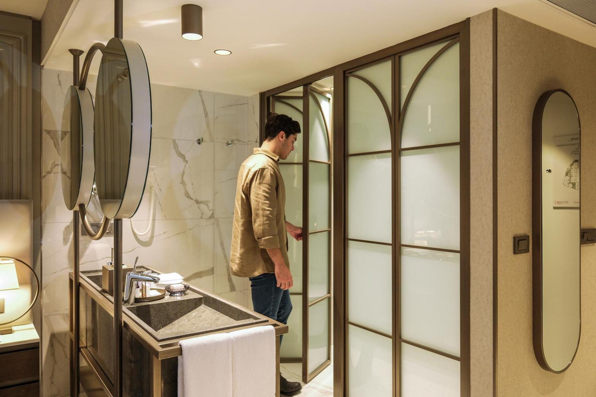 Stayso The House Hotel Istanbul Room photo A shower enclosure